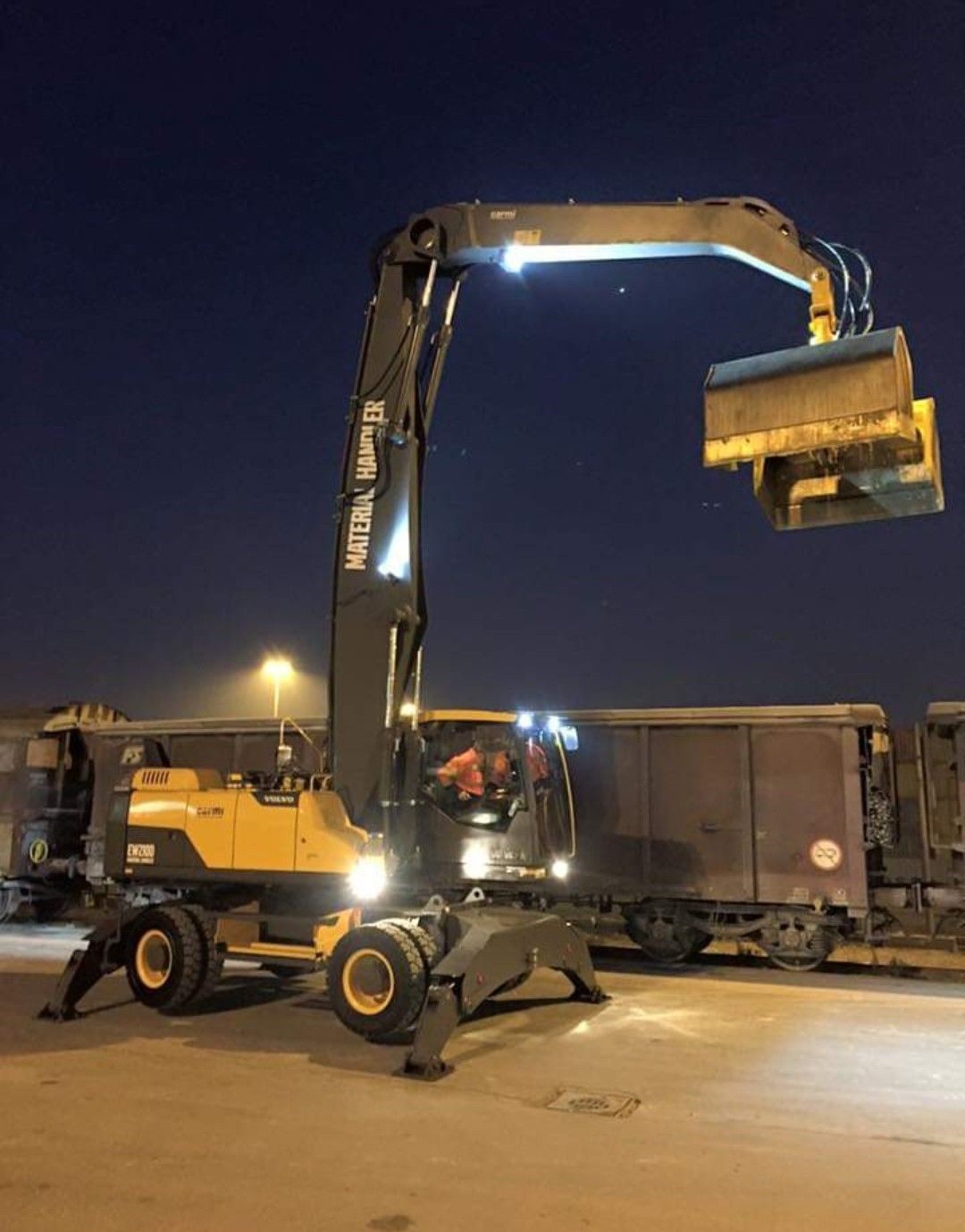 Operatore alla guida di un carrello elevatore nel magazzino Cooperativa Facchini Volante