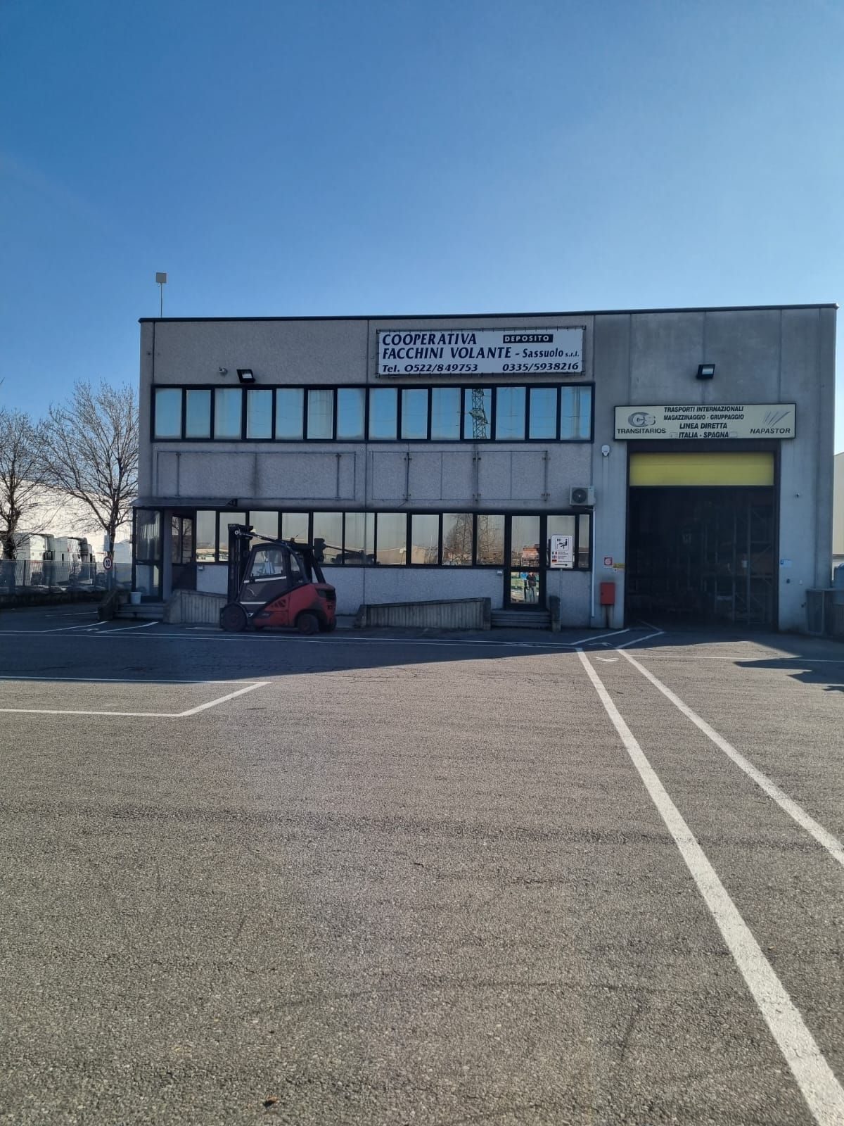 Interno del magazzino di deposito merci di Sassuolo con scaffalature